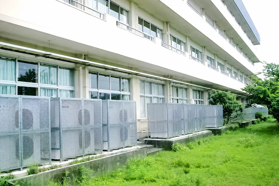 学校の室外機を守る防護対策製品の設置例
