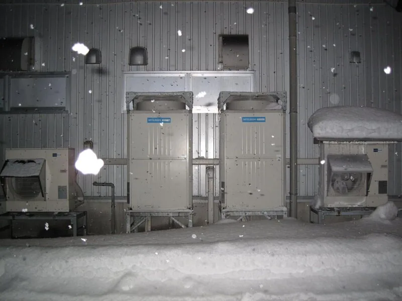 積雪地で防雪ネットを設置した室外機の例
