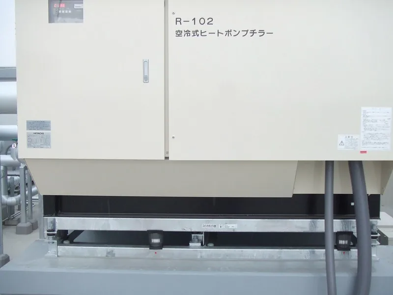 チラー用防振架台の設置例